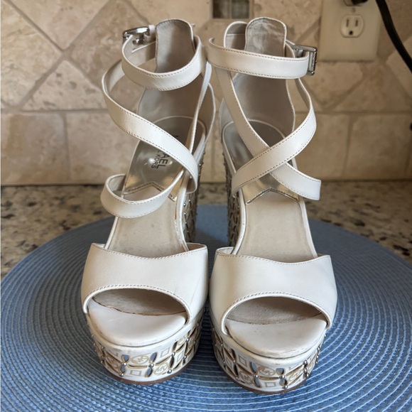 MICHAEL Michael Kors Off-White and Gold Wedge Platform Logo Patterned Sandals - Picture 5 of 13